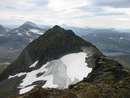 Trollhøtta-ryggen (1328 moh), Pekhøtta (1390 moh) og Blånebba (1422 moh)